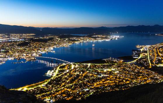 노르웨이 트롬쇠 항구. 왼쪽이 유럽, 오른쪽이 러시아 방향이다. 우상조 기자