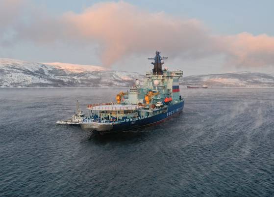 지난 2022년 러시아 핵추진 쇄빙선 시비르호가 상트페테르부르크에서 모항인 무르만스크에 도착하고 있다. 러시아의 쇄빙선 시비르호는 길이 약 173.3m, 폭 34m, 배수량 2만5540t으로 연중 북극항로를 항행할 수 있도록 설계했다. 타스=연합통신