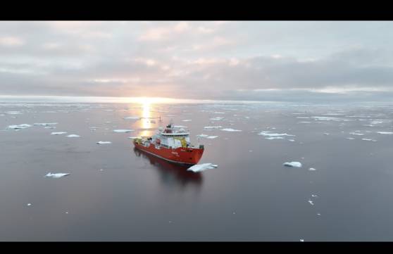 국내 유일의 쇄빙선 아라온호가 알래스카 인근 해역을 지나는 모습. 극지연구소