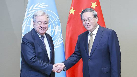 지난 7월 8일 브라질 리우데자이네루에서 안토니우 구테흐스 유엔 사무총장과 만난 리창 중국 총리. 신화=연합뉴스