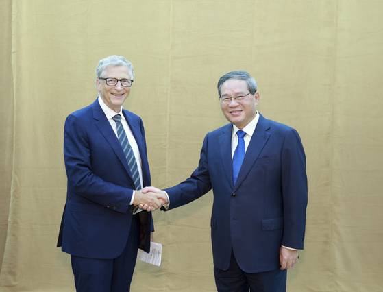 24일(현지시간) 미국 뉴욕 게이츠재단에서 빌 게이츠 게이츠재단 이사장 만난 리창 중국 총리. 신화=연합뉴스