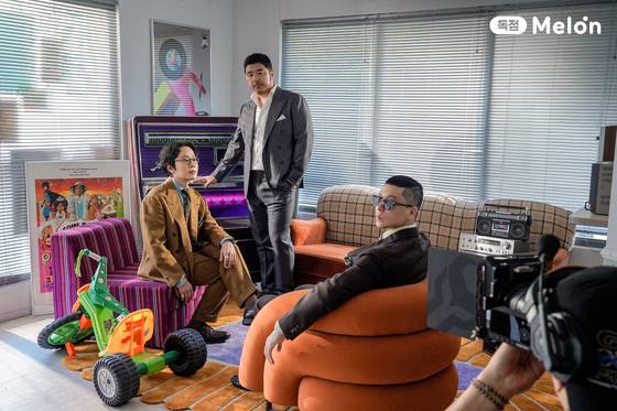 앨범 콘셉트인 세발자전거와 함께 포즈를 취한 브라운 아이드 소울. 사진 롱플레이뮤직