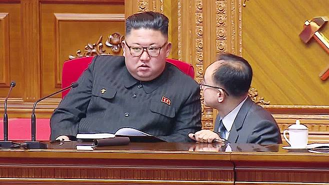 사진은 무릎을 굽힌 채 김정은 국무위원장에게 보고하는 조용원 조직지도부 제1부부장. 조 제1부부장은 김정은 위원장의 측근으로 꼽힌다. [조선중앙TV=연합뉴스]