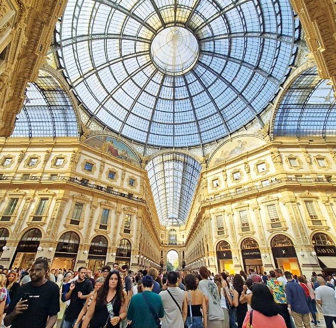 이탈리아 명품 브랜드 프라다가 첫 매장을 연 밀라노의 ‘비토리오 에마누엘레 2세 갤러리아’ 쇼핑센터. /밀라노=이선아 기자