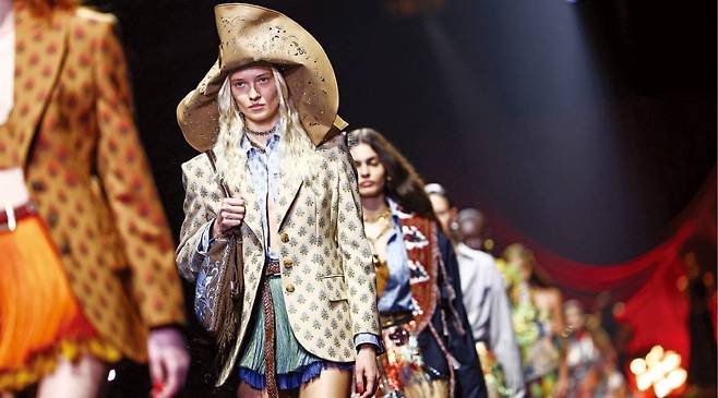 지난 23일 개막한 밀라노패션위크에서 이탈리아 명품 브랜드 에트로가 선보인 2026년 봄·여름(S/S) 컬렉션. 독창적이고 화려한 색감, 자연과 조화를 이루는 디자인이 돋보인다. /로이터통신