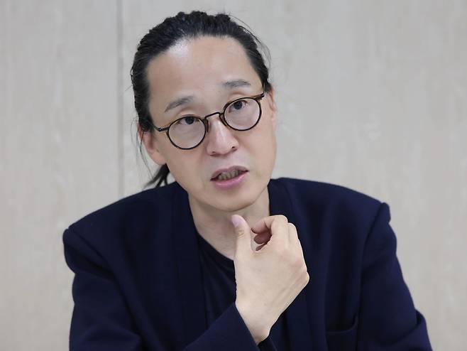 신간 <시대예보: 경량문명의 탄생>을 출간한 송길영 작가가 서울 중림동 한국경제신문에서 인터뷰 하고 있다. 김범준 기자