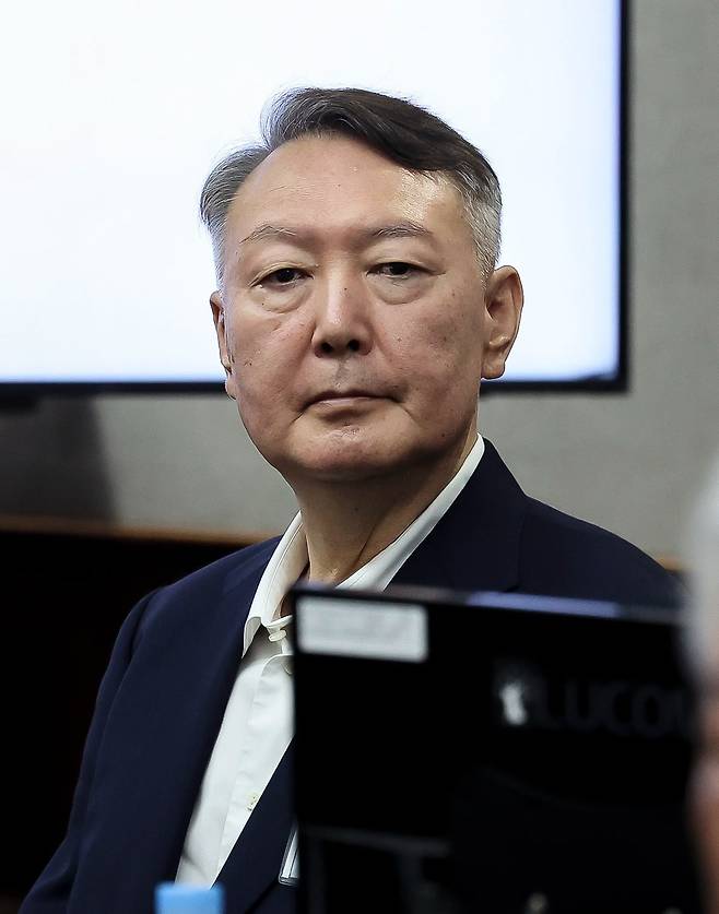 윤석열 전 대통령이 26일 서울 서초구 서울중앙지법에서 열린 특수공무집행방해, 직권남용 권리행사방해 등 혐의 사건 1차 공판에 출석해 있다. / 사진=연합뉴스
