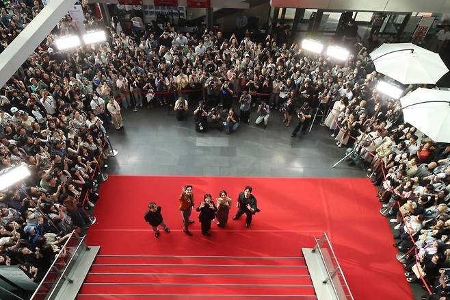 정한석 부산국제영화제 집행위원장(왼쪽부터), 배우 이진욱, 임선애 감독, 금새록, 유지태가 22일 부산 해운대구 우동 영화의전당 시네마운틴에서 열린 제30회 부산국제영화제 경쟁부문 영화 '실연당한 사람들을 위한 일곱 시 조찬모임' 포토콜에서 팬들과 함께 포즈를 취하고 있다. /연합