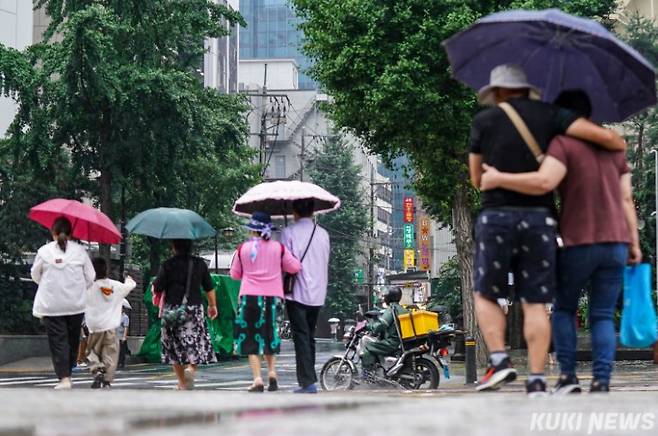 서울 중구 청계천 인근에서 시민들이 우산을 받쳐들고 이동하고 있다. 유희태 기자