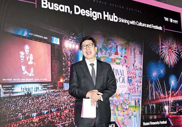 박 시장이 '문화와 공간, 디자인으로 연결되는 부산의 미래'를 주제로 한 비전 발표를 하고 있다. 부산=최현규 기자