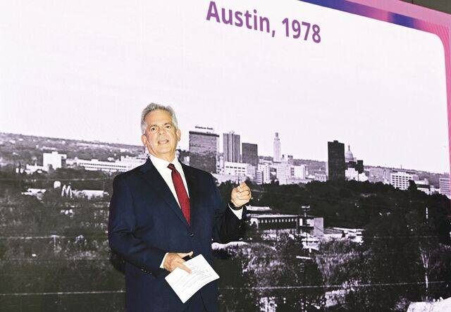 아들러 전 시장이 '도시 정체성을 핵심 경제 전략으로 활용하기'를 주제로 기조연설을 하고 있는 모습. 부산=최현규 기자