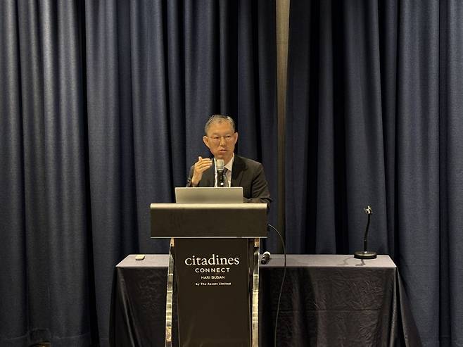 이두희 대한성서공회 교수가 지난 24일 부산 시타딘커넥트하리 호텔에서 열린  ‘2026 신년 목회계획 세미나’에서 ‘새한글성경과 설교’에 대해 강의하고 있다.