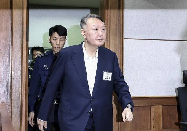 윤석열 전 대통령이 26일 서울 서초구 서울중앙지법에서 열린 특수공무집행방해, 직권남용 권리행사방해 등 혐의 사건 1차 공판에 출석하고 있다. 연합뉴스