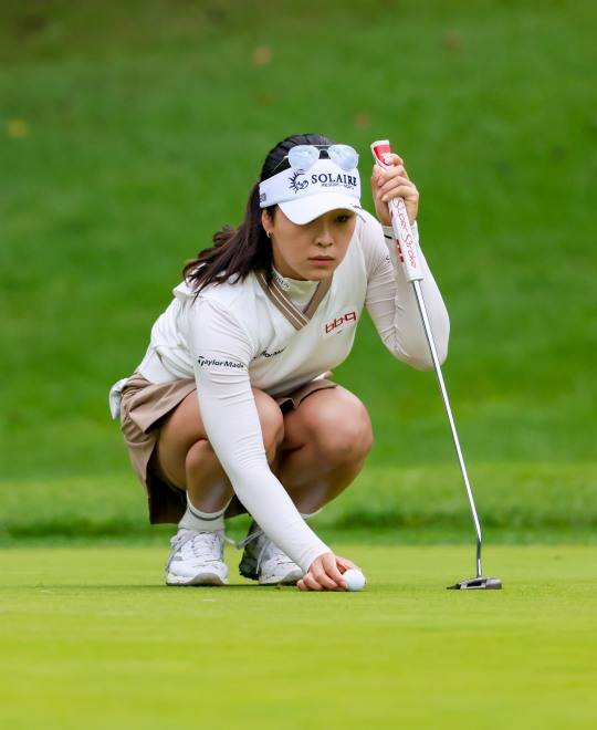 윤이나가 퍼트를 하기 위해 그린에 공을 놓는 모습. /손진현 골프전문 사진 기자