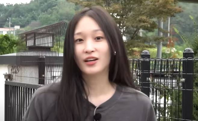 정유경 신세계 회장의 장녀이자 그룹 ‘올데이프로젝트’ 멤버 애니(본명 문서윤)가 유기견을 돌보는 모습을 공개해 눈길을 끌었다. [사진출처 = 유튜브 채널 캡처]