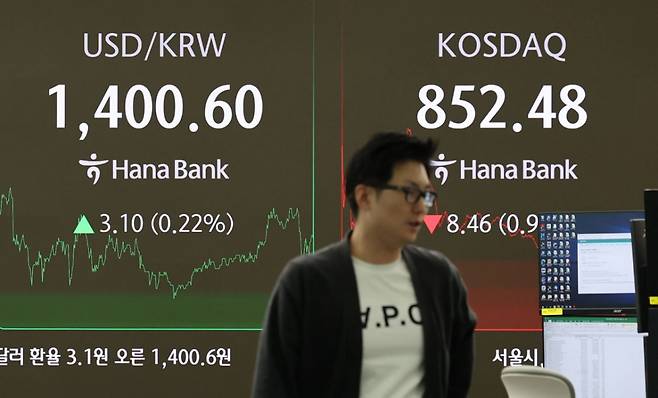 25일 오후 하나은행 전광판에 원/달러 환율 주간거래 종가가 기록돼 있다.  /사진=뉴시스