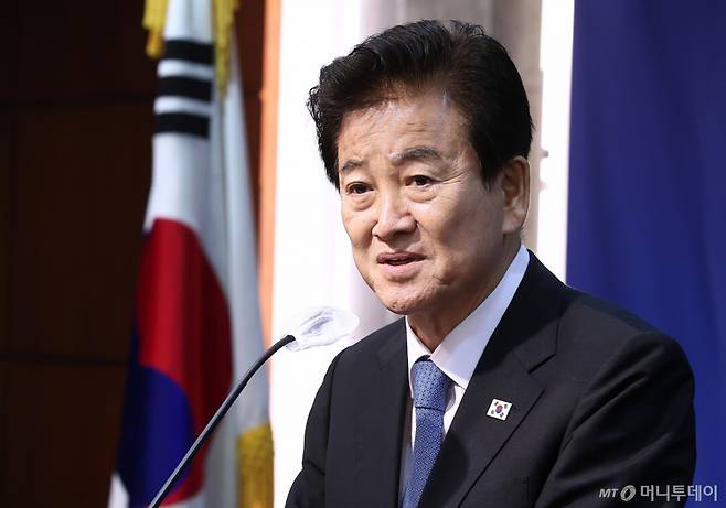 (서울=뉴스1) 김성진 기자 = 정동영 통일부 장관이 24일 서울 중구 코리아나 호텔에서 열린  '북한의 2국가론과 남북기본협정 추진 방향' 세미나에서 환영사를 하고 있다. 2025.9.24/뉴스1  Copyright (C) 뉴스1. All rights reserved. 무단 전재 및 재배포,  AI학습 이용 금지.