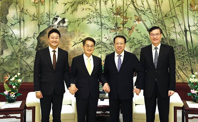 지난 25일 오후 상하이시정부에서 열린 상하이시 지도부 면담 및 우호협력 체결식에서 김진경 경기도의회 의장, 김동연 경기도지사,  궁정 상하이시 시장 및 관계자(왼쪽브터)가 기념촬영을 하고있다./사진제공=경기도