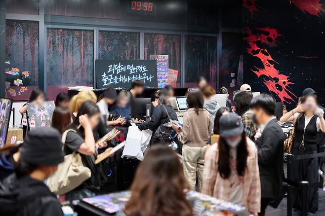 '괴담출근' 팬들이 팝업 스토어에서 굿즈를 결제하려고 기다리고 있다. 2025.09.26./사진제공=카카오엔터테인먼트
