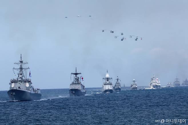[부산=뉴시스] 하경민 기자 = 26일 부산 인근 해상에서 '2025 대한민국 해군 관함식'의 백미인 해상사열이 펼쳐지고 있다.   해상사열에는 해군의 이지스구축함(DDG)과 3000t급 잠수함(SS-Ⅲ), 대형수송함(LPH), 상륙함(LST-Ⅱ) 등 함정 31척을 비롯해 해군·해병대, 육·공군, 해경 항공기 18대, 무인수상정과 무인항공기 등 수상과 공중에서 대규모 전력을 선보였다. 2025.09.26.
