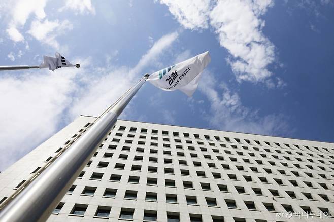 서울 서초구 대검찰청 청사 앞에 검찰 깃발이 바람에 날리고 있다. /사진=뉴시스