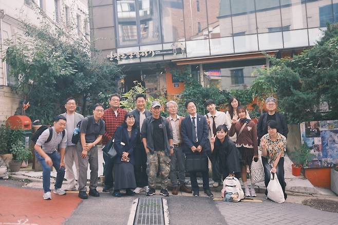 26일 서울 중구 '연필로 명상하기' 스튜디오에서 '미래를 위한 지금, 한국 애니메이션을 고민하다'를 주제로 열린 간담회 참석자들이 기념촬영하고 있다./사진제공=연필로 명상하기