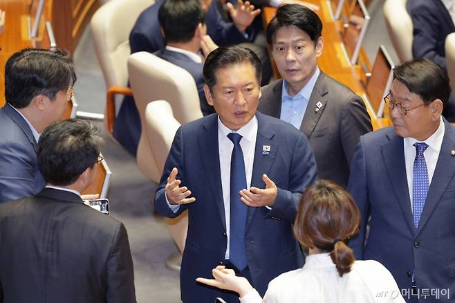 (서울=뉴스1) 신웅수 기자 = 정청래 더불어민주당 대표가 26일 서울 여의도 국회에서 열린 제429회국회(정기회) 9차 본회의에서 의원들과 대화하고 있다. 2025.9.26/뉴스1  Copyright (C) 뉴스1. All rights reserved. 무단 전재 및 재배포,  AI학습 이용 금지. /사진=(서울=뉴스1) 신웅수 기자