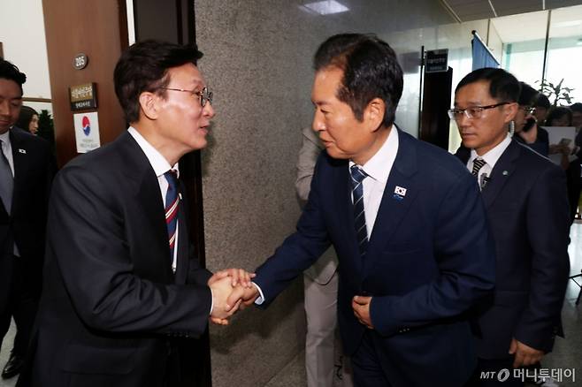 [서울=뉴시스] 조성봉 기자 = 김민석 국무총리가 25일 오전 서울 여의도 국회에서 정부조직법 관련 비공개 고위 당정대 회의를 마치고 정청래 더불어민주당 대표와 악수를 하고 있다. 2025.09.25. /사진=조성봉