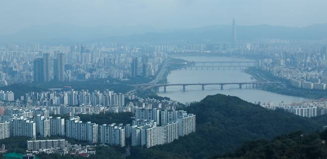 올 들어 아파트 매매계약 취소 건수가 급증한 가운데 고가 단지 내 최고가 거래 계약이 다수 해제된 것으로 드러나 '집값 띄우기' 의혹이 일고 있다. 사진은 남산서울타워에서 본 성동·송파구 일대 아파트. /사진=뉴스1