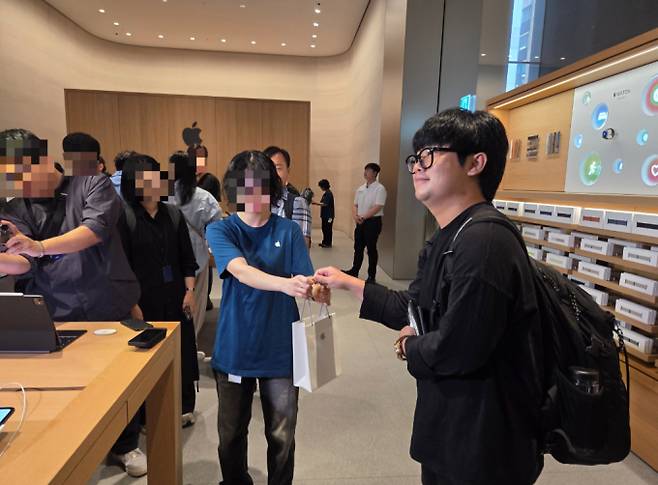 19일 서울 중구 '애플 명동'에서 1호 고객 김지민씨가 아이폰 17 에어를 전달받는 모습. /사진=김미현 기자