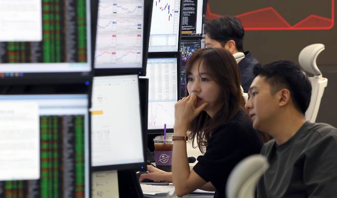 원/달러 환율이 4개월여만에 1410원대를 돌파했다. 사진은 서울 중구 하나은행 딜링룸에서 딜러들이 업무를 하고 있는 모습./사진=뉴시스