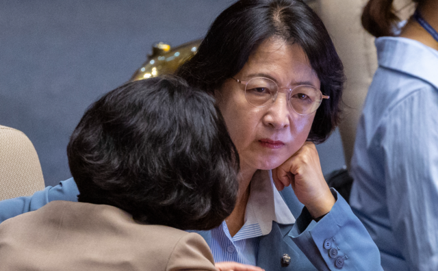 국회 법제사법위원장인 더불어민주당 추미애 의원이 17일 국회 본회의장에서 열린 경제에 관한 대정부 질문에 참석해 서미화 의원과 대화하고 있다. 연합뉴스