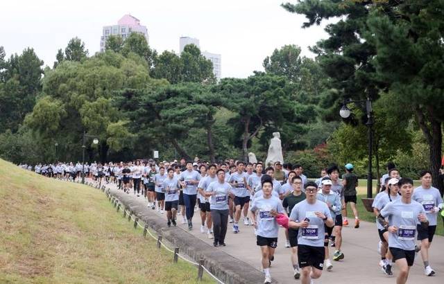 제21회 국방일보 전우마라톤대회가 27일 오전 8시 서울 마포구 상암 월드컵공원 평화광장에서 열렸린다. 지난해 국방일보 전우마라톤대회에서 참가자들이 레이스를 펼치는 모습. 국방일보 제공