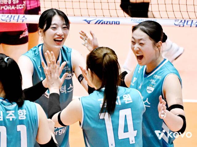 동료들과 함께 환호하는 권민지./KOVO