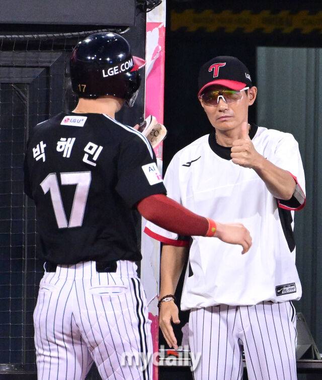 2025년 8월 12일 오후 경기도 수원KT위즈파크에서 열린 '2025 신한 SOL뱅크 KBO 리그' LG 트윈스와 KT 위즈의 경기. LG 1루 주자 박해민이 5회초 1사 1루서 신민재의 1타점 3루타 때 홈을 밟고 염경엽 감독의 축하를 받고 있다./마이데일리