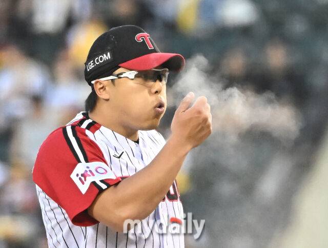 22일 오후 서울 잠실야구장에서 진행된 '2025 프로야구 KBO리그' LG트윈스와 두산베어스의 경기. LG 이지강이 로진을 불고 있다./마이데일리