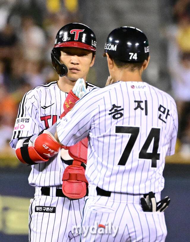 2025년 8월 30일 오후 서울 잠실구장에서 열린 '2025 신한 SOL뱅크 KBO 리그' 키움 히어로즈와 LG 트윈스의 경기. LG 박해민이 4회말 1사 2루서 1타점 2루타를 친 뒤 기뻐하고 있다./마이데일리