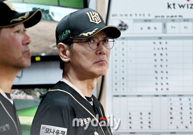 9일 오후 경기도 수원시 조원동 수원KT위즈파크에서 열린 '2025 프로야구 KBO리그' KT위즈와 두산베어스의 경기. KT 이강철 감독이 선수들을 지켜보고 있다./마이데일리
