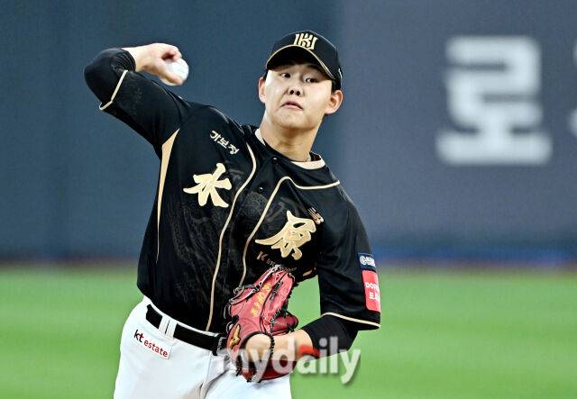 9일 오후 경기도 수원시 조원동 수원KT위즈파크에서 열린 '2025 프로야구 KBO리그' KT위즈와 두산베어스의 경기. KT 소형준이 선발등판해 역투하고 있다./마이데일리