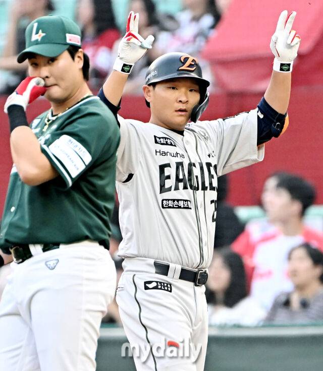 27일 오후 인천광역시 문학동 SSG랜더스필드에서 진행된 '2025 프로야구 KBO리그' SSG랜더스와 한화이글스의 경기. 한화 김태연이 1회초 1사 1루서 안타를 친 뒤 환호하고 있다./마이데일리