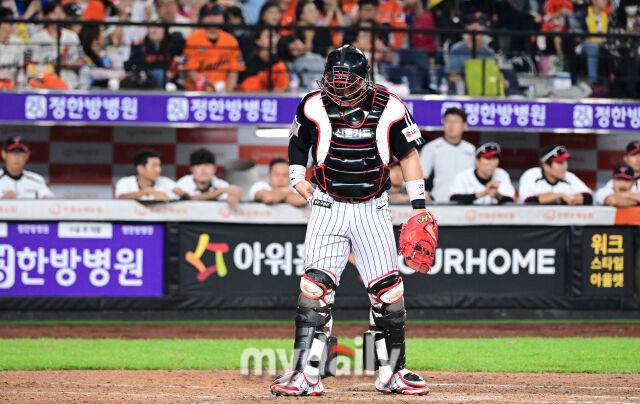 2025년 9월 26일 오후 대전 한화생명 볼파크에서 열린 '2025 신한 SOL뱅크 KBO 리그' LG 트윈스와 한화 이글스의 경기. LG 박동원 포수가 7회말 1사 2.3루서 한화 하주석의 번트 때 3루 주자 노시환을 빈 글러브로 태그하며 실점한 뒤 허탈해하고 있다./대전 = 유진형 기자