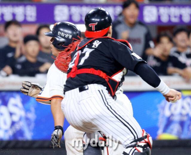 2025년 9월 26일 오후 대전 한화생명 볼파크에서 열린 '2025 신한 SOL뱅크 KBO 리그' LG 트윈스와 한화 이글스의 경기. LG 박동원 포수가 7회말 1사 2.3루서 한화 하주석의 번트 때 3루 주자 노시환을 빈 글러브로 태그하고 있다./대전 = 유진형 기자