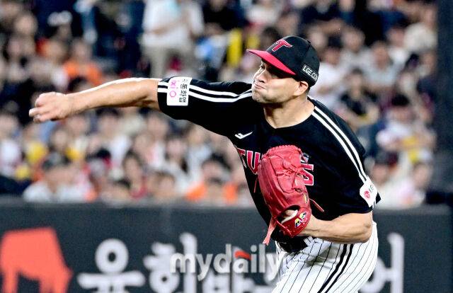 2025년 9월 26일 오후 대전 한화생명 볼파크에서 열린 '2025 신한 SOL뱅크 KBO 리그' LG 트윈스와 한화 이글스의 경기. LG 선발투수 치리노스가 역투하고 있다./대전 = 유진형 기자