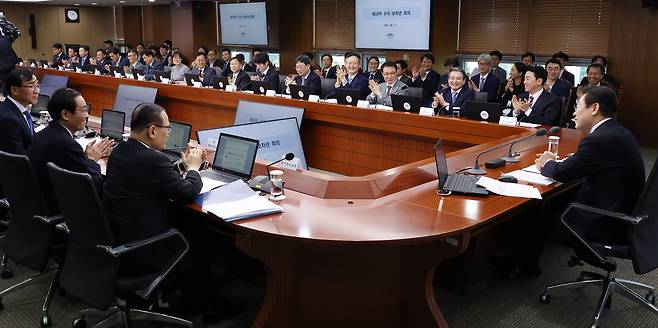 이재명 대통령이 서울 용산 대통령실에서 수석·보좌관 회의를 주재하는 모습. 자료사진. [뉴시스]