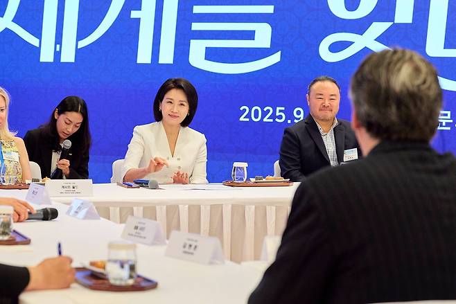 김혜경 여사는 24일(현지시간) 뉴욕한국문화원을 방문해  뉴욕한국문화원을 방문해 K-푸드 현장간담회에 참석했다.