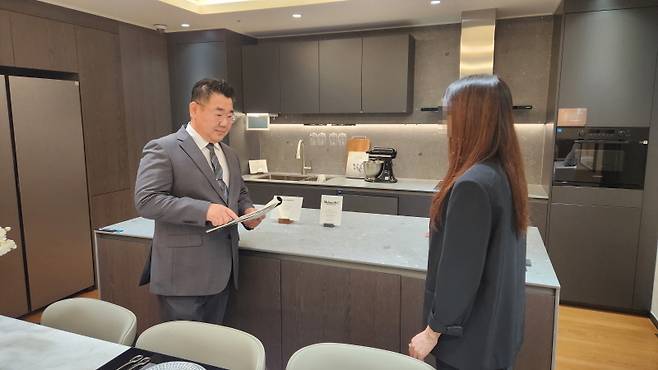 <계약 고객과 상담을 진행 중인 어나드 범어 분양대행사 씨엘케이 본부장 김영구 이사>