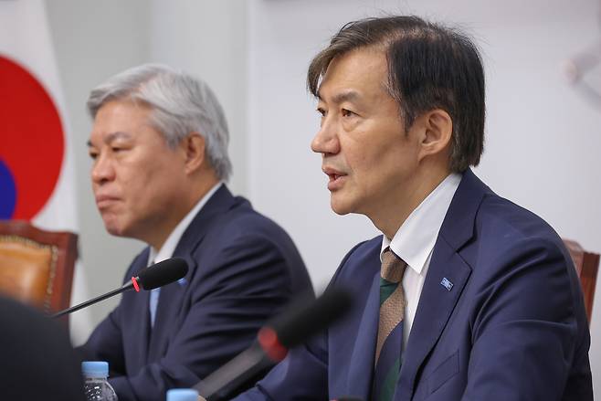 조국(오른쪽) 조국혁신당 비상대책위원장과 서왕진 원내대표. 사진은 조 위원장이 지난 24일 서울 여의도 국회에서 ‘끝까지간다 특별위원회’주최로 열린 검찰권 오남용 문제점과 해결방안 토론회에서 발언하는 모습. [연합]