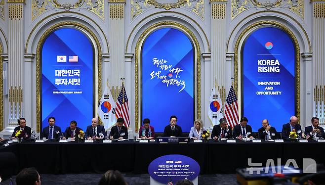 [뉴욕=뉴시스] 최동준 기자 = 이재명 대통령이 25일(현지 시간) 미국 뉴욕 증권거래소에서 열린 대한민국 투자 써밋에서 발언하고 있다. 2025.09.25. photocdj@newsis.com