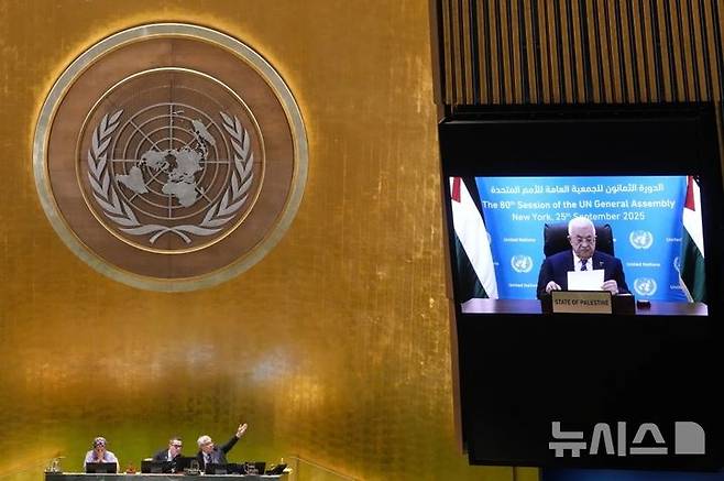 [서울=뉴시스]마무드 아바스 팔레스타인자치정부(PA) 수반이 25일(현지 시간) 미국 뉴욕에서 열린 제80차 유엔총회 고위급 회기 화상 연설을 통해 무장정파 하마스는 전후 가자지구 통치에 관여할 수 없다고 밝혔다. (사진=AP/리처드 드류) 2025.09.26.