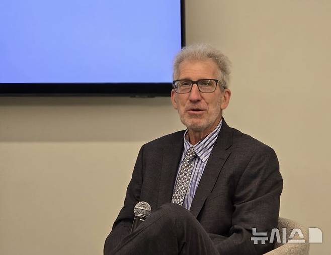 [워싱턴=뉴시스]이윤희 특파원 = 국제무역변호사 출신인 제시 크라이어 조지타운대 법학교수는 25일(현지 시간) 미 워싱턴DC 한미의회교류센터(KIPEC)에서 열린 라운드테이블 행사에서 발언하고 있다. 2025.09.26.